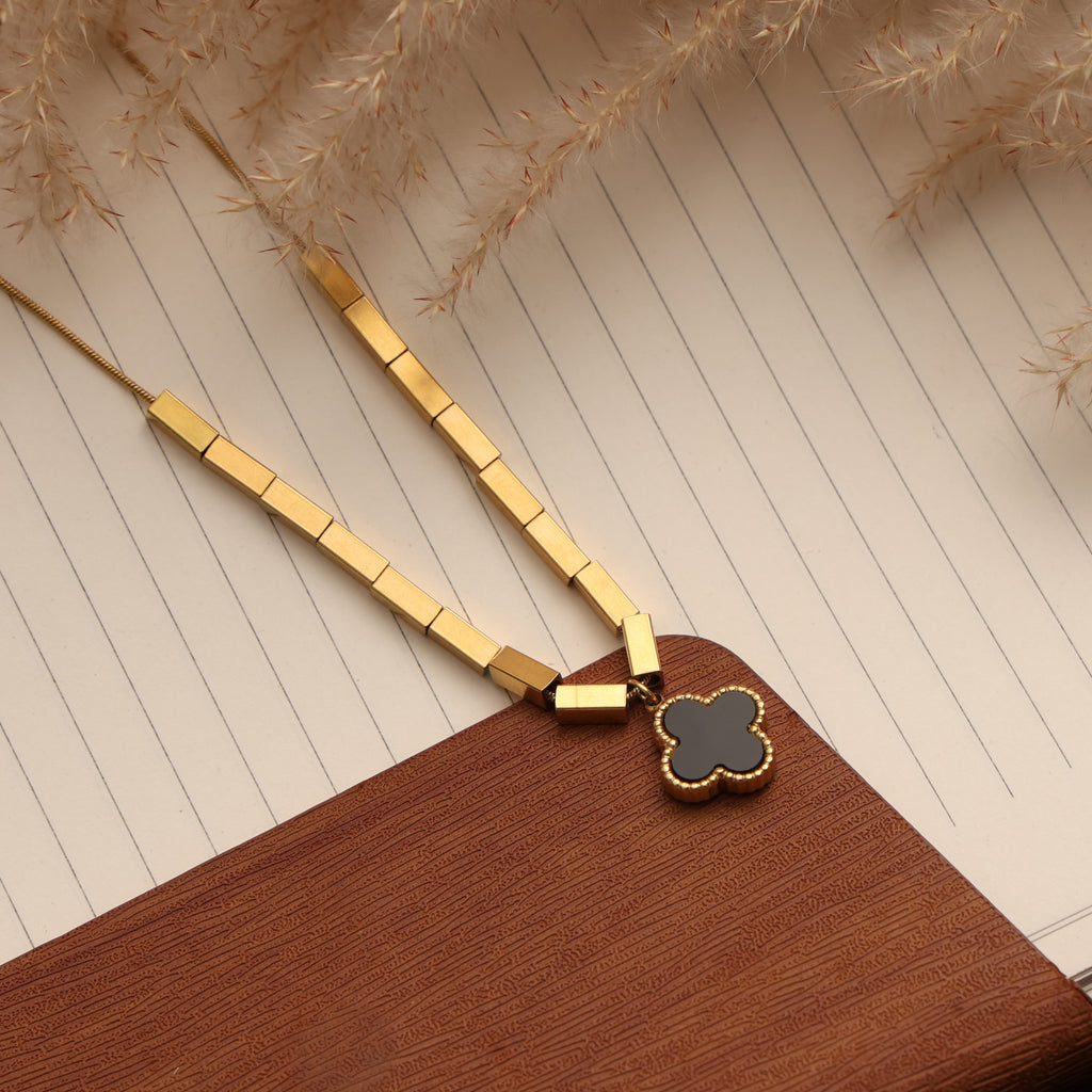 Black Elegance Gold Necklace